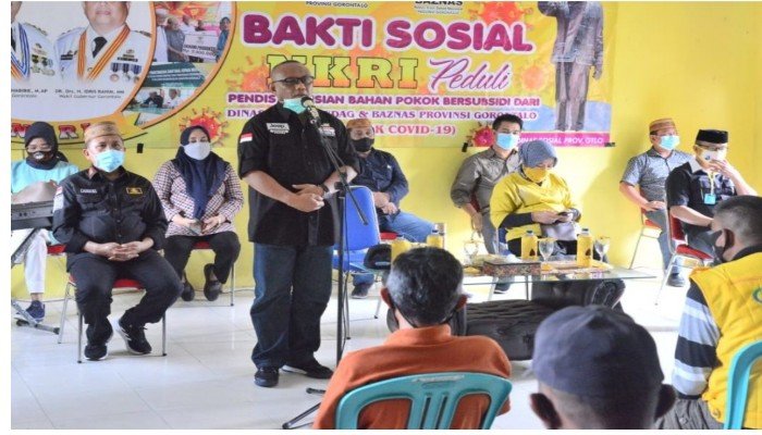 Gubernur Gorontalo Rusli Habibie saat memberikan sambutan pada kegiatan penyerahan bantuan Pangan Bersubsidi untuk 1.225 KPM bagi warga di Kecamatan Wonosari, Minggu (21/6/2020). (Foto: Salman)