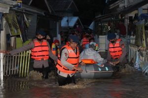 TIM SAR Ilato Brimob Gorontalo sedang evakuasi warga terendam banjir