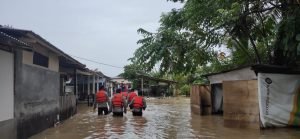 SAR Ilato Brimob Gorontalo saat berada di lokasi banjir kampung Bugis.(foto : Istimewa)