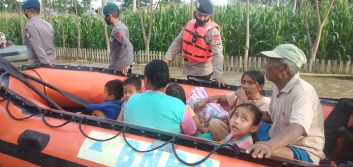 Tim SAR Ilato Brimob Gorontalo Bantu Evakuasi Warga Terdampak Banjir Di Boliyohuto, Senin 03/08/2020. (Foto : ILato Brimob)