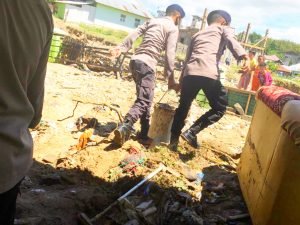 Ilato Brimob Gorontalo Bantu Masyarakat Bersihkan Material Lumpur