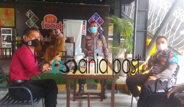 Kapolsek Kota Tengah Ipda Suprapto, SIP bersama Pihak FoodPedia Fahmi, Senin 18/10/2021.(Foto : Maniapost.com)